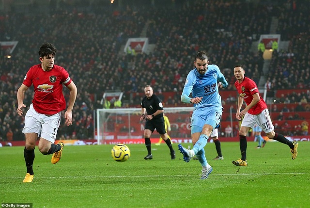 Man Utd bị Burnley đè bẹp ngay trên sân nhà Old Trafford - 5