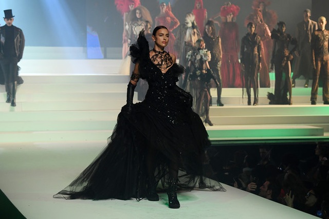 Irina Shayk khoe chân dài miên man, Winnie Harlow hở bạo trên sàn catwalk - 4 Irina Shayk khoe chân dài miên man, Winnie Harlow hở bạo trên sàn catwalk - 4