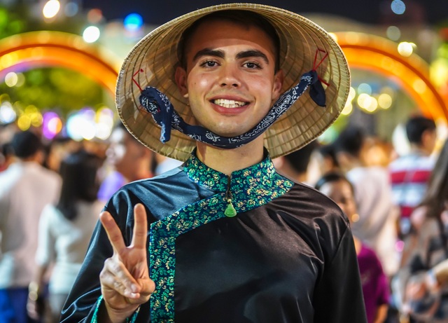Háo hức chờ mở cửa đường hoa Nguyễn Huệ, khách nước ngoài chuẩn bị áo dài, nón lá trước cả tuần - 7 Háo hức chờ mở cửa đường hoa Nguyễn Huệ, khách nước ngoài chuẩn bị áo dài, nón lá trước cả tuần - 7