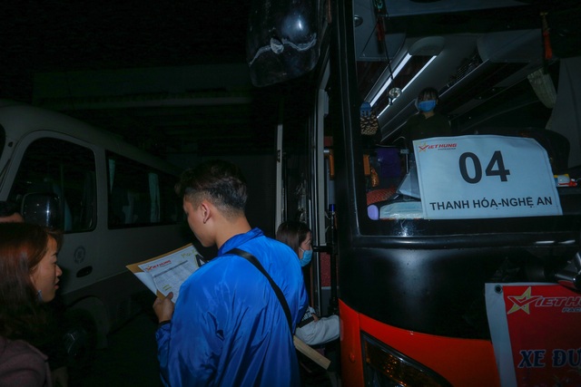 Thưởng tết khủng lúc 3 giờ sáng, hàng nghìn công nhân háo hức xuyên đêm - 13 Thưởng tết khủng lúc 3 giờ sáng, hàng nghìn công nhân háo hức xuyên đêm - 13