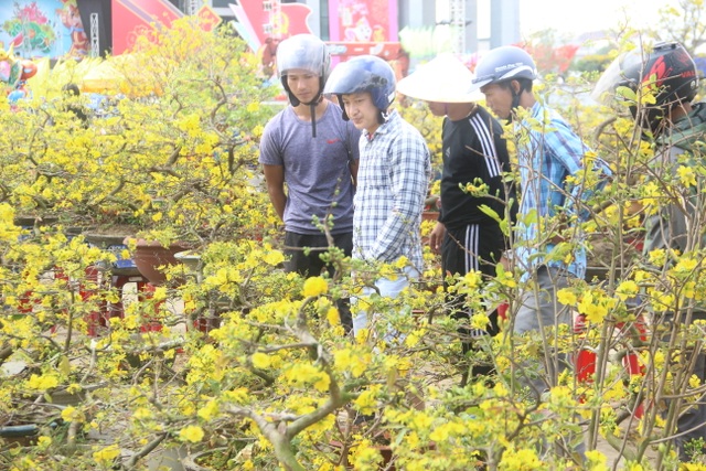 Những người tất bật “chạy đua” trước giờ năm qua, Tết tới - 1 Những người tất bật “chạy đua” trước giờ năm qua, Tết tới - 1