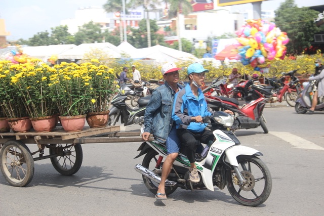 Những người tất bật “chạy đua” trước giờ năm qua, Tết tới - 11 Những người tất bật “chạy đua” trước giờ năm qua, Tết tới - 11