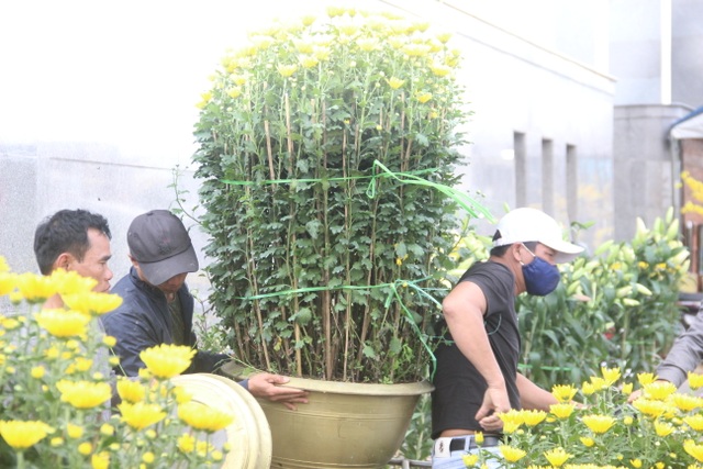 Những người tất bật “chạy đua” trước giờ năm qua, Tết tới - 13 Những người tất bật “chạy đua” trước giờ năm qua, Tết tới - 13