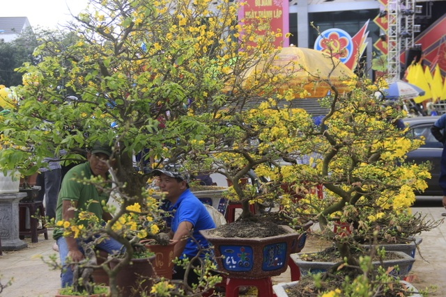 Những người tất bật “chạy đua” trước giờ năm qua, Tết tới - 2 Những người tất bật “chạy đua” trước giờ năm qua, Tết tới - 2