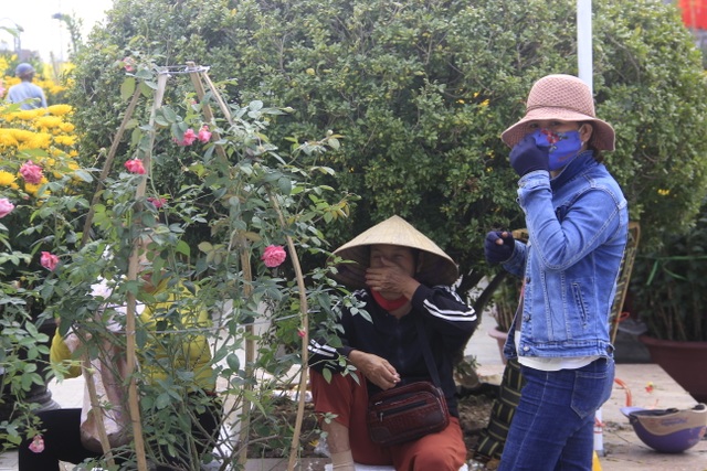 Những người tất bật “chạy đua” trước giờ năm qua, Tết tới - 5 Những người tất bật “chạy đua” trước giờ năm qua, Tết tới - 5