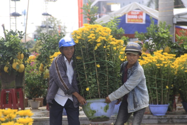 Những người tất bật “chạy đua” trước giờ năm qua, Tết tới - 6 Những người tất bật “chạy đua” trước giờ năm qua, Tết tới - 6