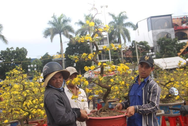 Những người tất bật “chạy đua” trước giờ năm qua, Tết tới - 7 Những người tất bật “chạy đua” trước giờ năm qua, Tết tới - 7