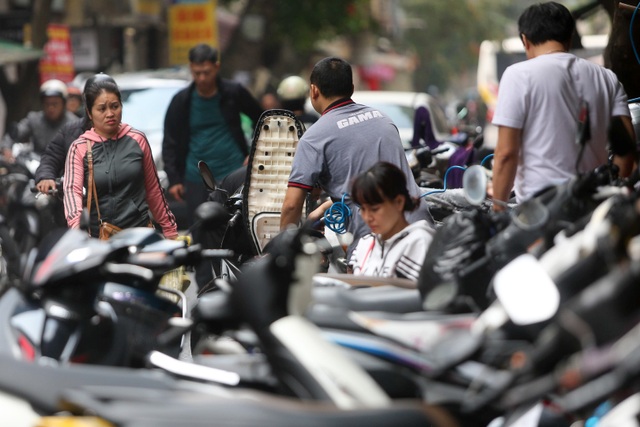 Hà Nội: Rửa xe 200 nghìn đồng/lượt, khách vẫn ùn ùn xếp hàng - 4 Hà Nội: Rửa xe 200 nghìn đồng/lượt, khách vẫn ùn ùn xếp hàng - 4