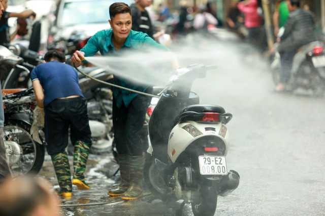Hà Nội: Rửa xe 200 nghìn đồng/lượt, khách vẫn ùn ùn xếp hàng - 1 Hà Nội: Rửa xe 200 nghìn đồng/lượt, khách vẫn ùn ùn xếp hàng - 1