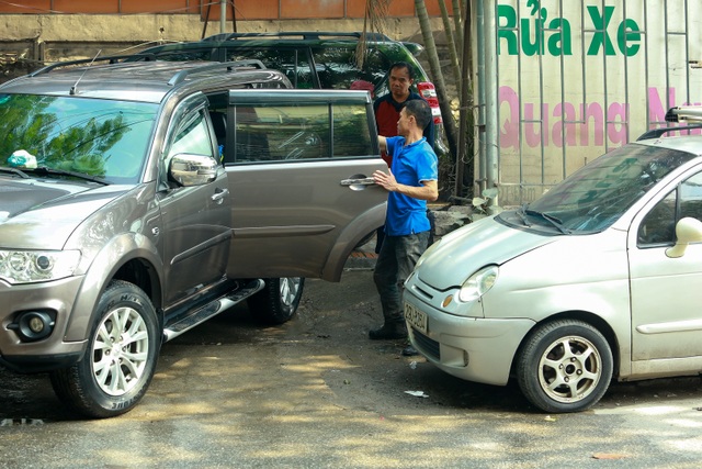 Hà Nội: Rửa xe 200 nghìn đồng/lượt, khách vẫn ùn ùn xếp hàng - 3