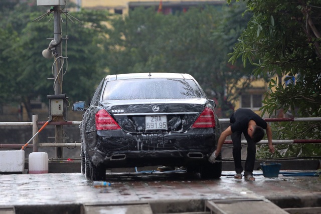 Hà Nội: Rửa xe 200 nghìn đồng/lượt, khách vẫn ùn ùn xếp hàng - 15 Hà Nội: Rửa xe 200 nghìn đồng/lượt, khách vẫn ùn ùn xếp hàng - 15