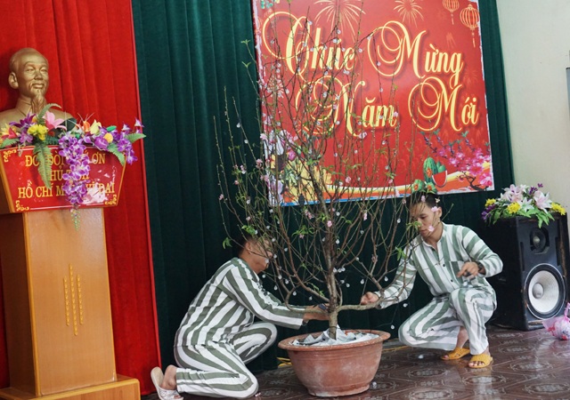 Lắng lòng bên mâm cơm tất niên ở trại giam - 1 Lắng lòng bên mâm cơm tất niên ở trại giam - 1