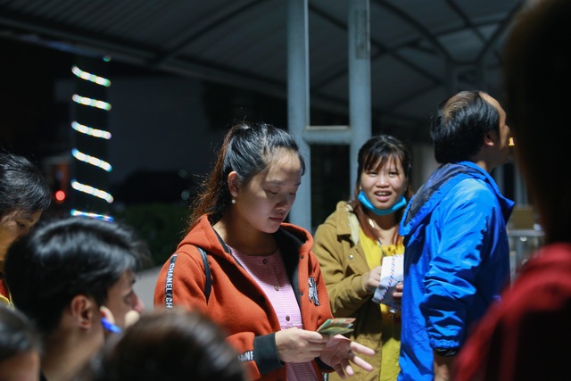 Thưởng tết khủng lúc 3 giờ sáng, hàng nghìn công nhân háo hức xuyên đêm - 11 Thưởng tết khủng lúc 3 giờ sáng, hàng nghìn công nhân háo hức xuyên đêm - 11