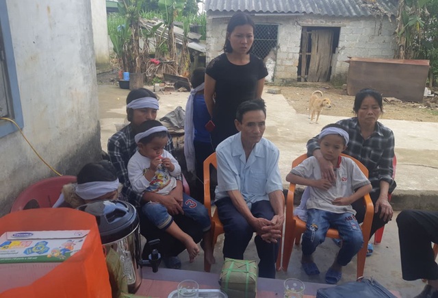 Những hình ảnh cảm động của bạn đọc Dân trí hỗ trợ nóng 4 em thơ mồ côi cha đón Tết - 4 Những hình ảnh cảm động của bạn đọc Dân trí hỗ trợ nóng 4 em thơ mồ côi cha đón Tết - 4