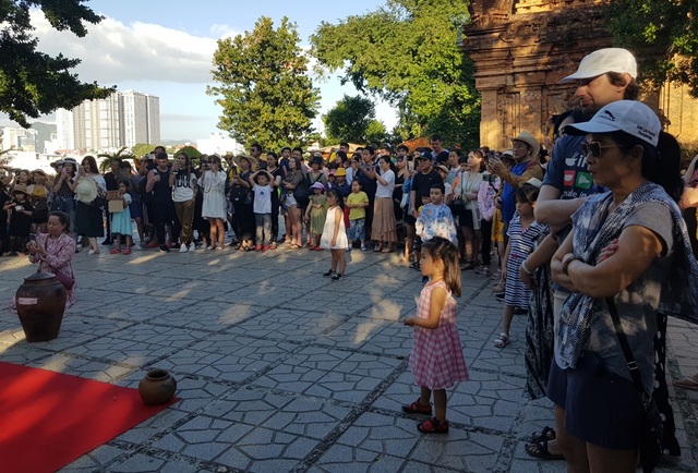 Tháp bà nghìn tuổi Ponagar Nha Trang rực rỡ sắc xuân đón khách dịp Tết - 7