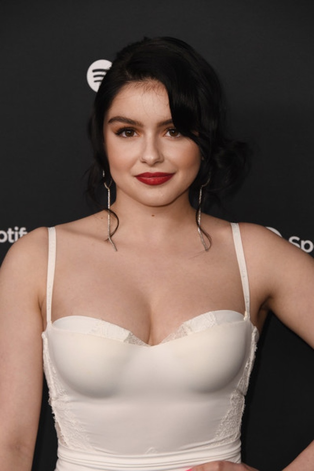 Ariel Winter diện váy trắng khoe đường cong hút mắt - 3 Ariel Winter diện váy trắng khoe đường cong hút mắt - 3