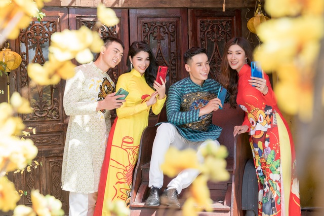 Cao Xuân Tài cùng các Nam vương, Hoa hậu xuống phố ngày Xuân - 2 Cao Xuân Tài cùng các Nam vương, Hoa hậu xuống phố ngày Xuân - 2