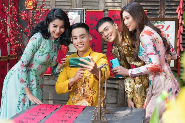 Cao Xuân Tài cùng các Nam vương, Hoa hậu xuống phố ngày Xuân - 3 Cao Xuân Tài cùng các Nam vương, Hoa hậu xuống phố ngày Xuân - 3