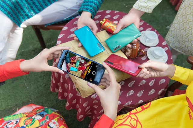 Cao Xuân Tài cùng các Nam vương, Hoa hậu xuống phố ngày Xuân - 4 Cao Xuân Tài cùng các Nam vương, Hoa hậu xuống phố ngày Xuân - 4
