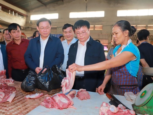 Phó Thủ tướng Vương Đình Huệ bất ngờ đi chợ khảo sát giá cả ngày 30 Tết - 1 Phó Thủ tướng Vương Đình Huệ bất ngờ đi chợ khảo sát giá cả ngày 30 Tết - 1