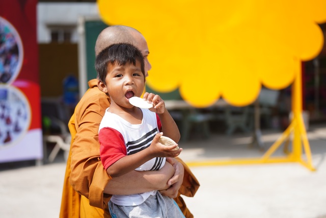 Báo Dân trí tiếp tục mang Tết đến với những đứa trẻ bị bỏ rơi tại chùa Hồng Quang - 6 Báo Dân trí tiếp tục mang Tết đến với những đứa trẻ bị bỏ rơi tại chùa Hồng Quang - 6
