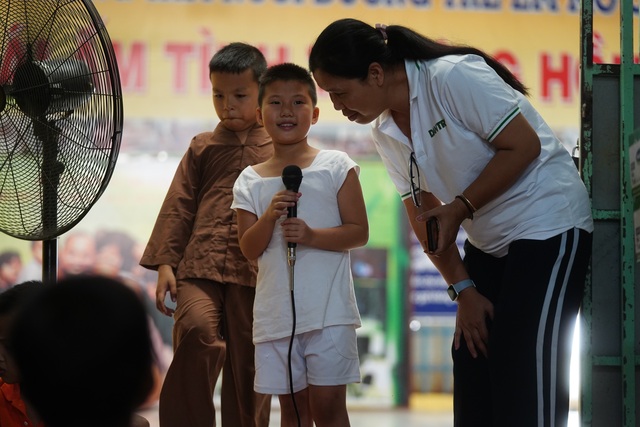 Báo Dân trí tiếp tục mang Tết đến với những đứa trẻ bị bỏ rơi tại chùa Hồng Quang - 3 Báo Dân trí tiếp tục mang Tết đến với những đứa trẻ bị bỏ rơi tại chùa Hồng Quang - 3