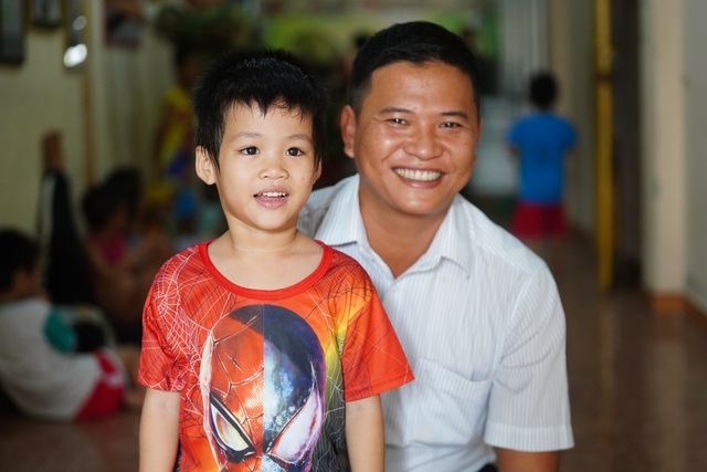 Báo Dân trí tiếp tục mang Tết đến với những đứa trẻ bị bỏ rơi tại chùa Hồng Quang - 4 Báo Dân trí tiếp tục mang Tết đến với những đứa trẻ bị bỏ rơi tại chùa Hồng Quang - 4