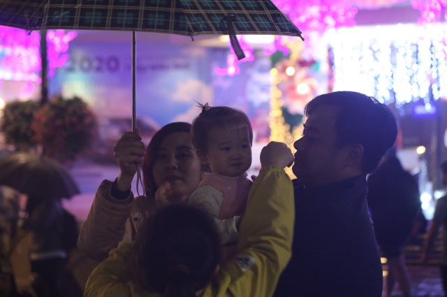Mưa lạnh đêm 30 Tết, hồ Gươm thưa thớt người chờ xem pháo hoa - 7 Mưa lạnh đêm 30 Tết, hồ Gươm thưa thớt người chờ xem pháo hoa - 7