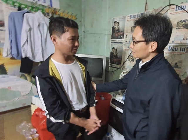 Phó Thủ tướng Vũ Đức Đam tặng quà Tết cho bệnh nhân - 2 Phó Thủ tướng Vũ Đức Đam tặng quà Tết cho bệnh nhân - 2