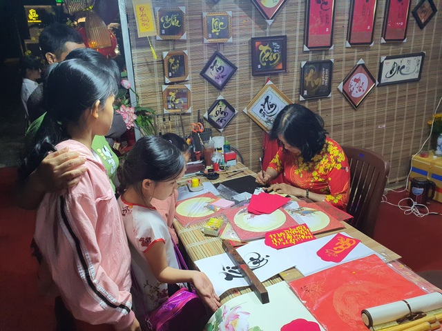 Không để “tết ăn mình”, người dân nô nức trẩy hội trước giao thừa - 10 Không để “tết ăn mình”, người dân nô nức trẩy hội trước giao thừa - 10