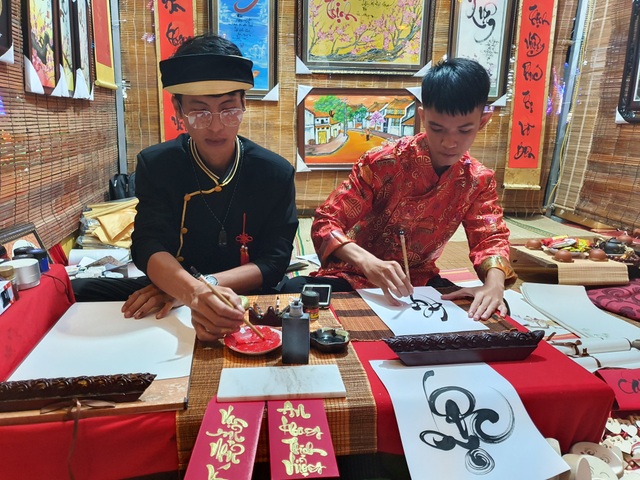 Không để “tết ăn mình”, người dân nô nức trẩy hội trước giao thừa - 11 Không để “tết ăn mình”, người dân nô nức trẩy hội trước giao thừa - 11