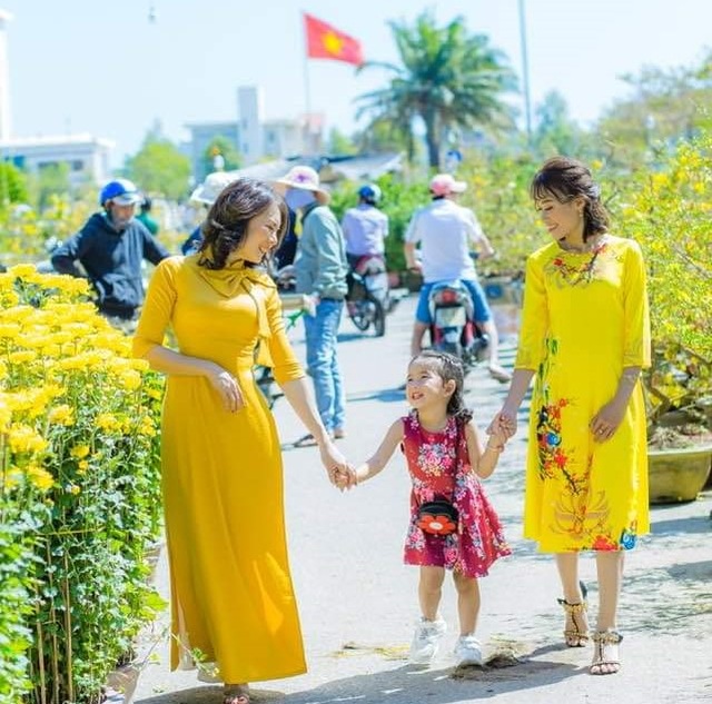 Không để “tết ăn mình”, người dân nô nức trẩy hội trước giao thừa - 2 Không để “tết ăn mình”, người dân nô nức trẩy hội trước giao thừa - 2