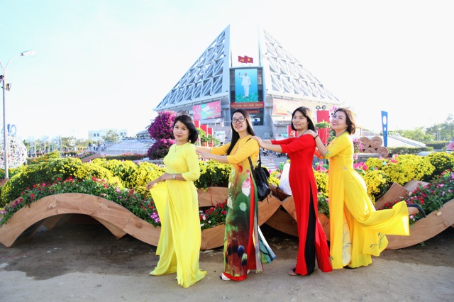 Không để “tết ăn mình”, người dân nô nức trẩy hội trước giao thừa - 8 Không để “tết ăn mình”, người dân nô nức trẩy hội trước giao thừa - 8