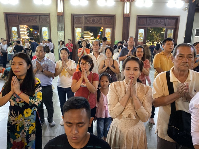 Sau giao thừa, nhiều người đi chùa cầu bình an - 3 Sau giao thừa, nhiều người đi chùa cầu bình an - 3