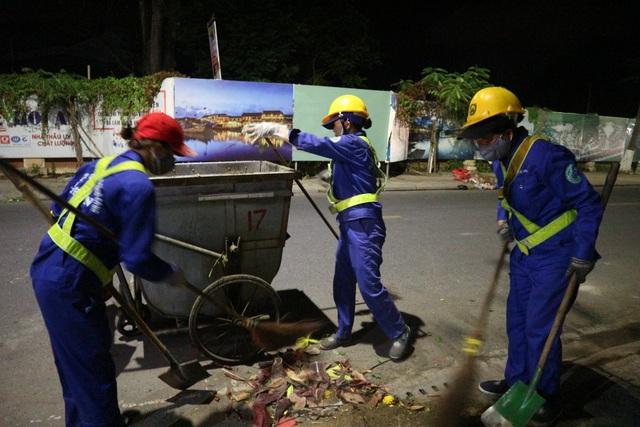Những “chiến binh” dọn rác với ca làm việc “cực khổ nhất năm” - 4 Những “chiến binh” dọn rác với ca làm việc “cực khổ nhất năm” - 4