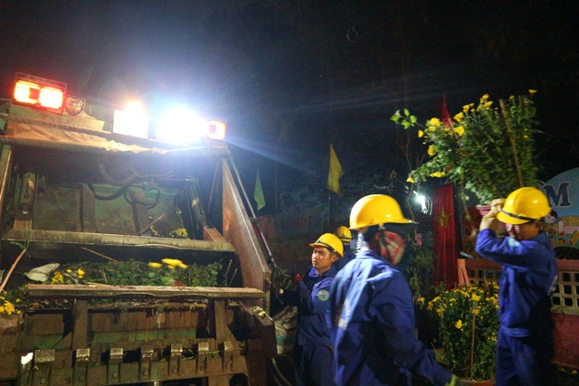 Những “chiến binh” dọn rác với ca làm việc “cực khổ nhất năm” - 5 Những “chiến binh” dọn rác với ca làm việc “cực khổ nhất năm” - 5