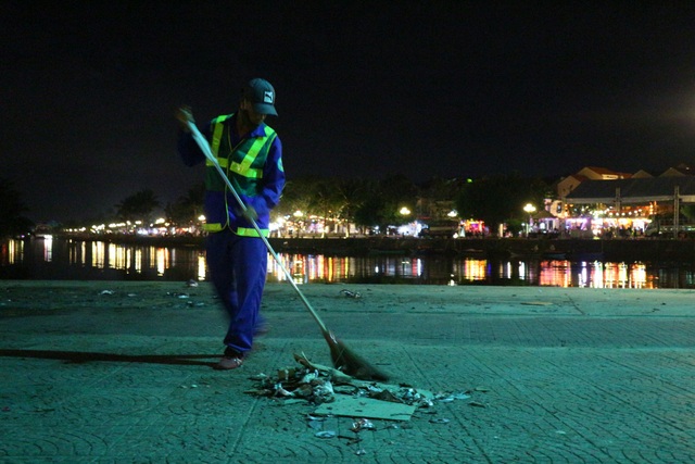 Những “chiến binh” dọn rác với ca làm việc “cực khổ nhất năm” - 6 Những “chiến binh” dọn rác với ca làm việc “cực khổ nhất năm” - 6