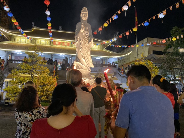 Sau giao thừa, nhiều người đi chùa cầu bình an - 6 Sau giao thừa, nhiều người đi chùa cầu bình an - 6