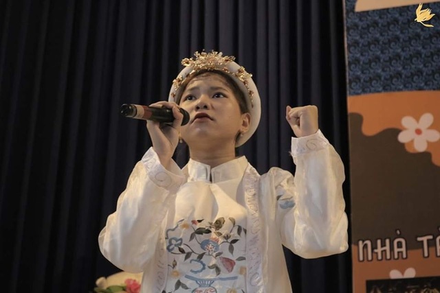 Nữ sinh 17 tuổi gây sửng sốt khi chọn lối đi... cải lương - 3 Nữ sinh 17 tuổi gây sửng sốt khi chọn lối đi... cải lương - 3