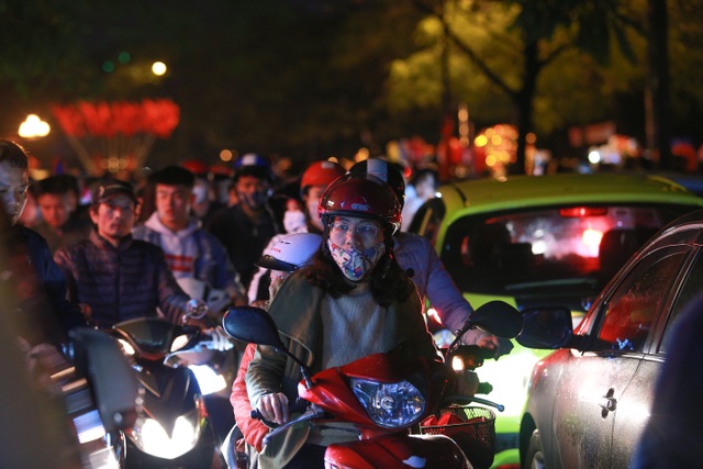 Sau trận mưa lạ, người Hà Nội đổ ra đường đón giao thừa - 15 Sau trận mưa lạ, người Hà Nội đổ ra đường đón giao thừa - 15