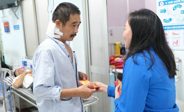 Khoảnh khắc giao thừa trong bệnh viện của các bác sĩ - 2 Khoảnh khắc giao thừa trong bệnh viện của các bác sĩ - 2