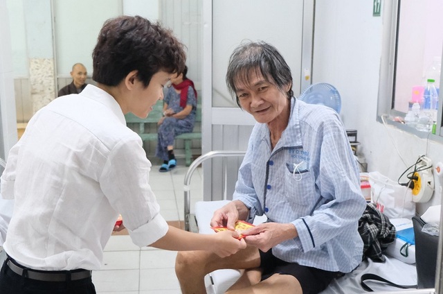 Khoảnh khắc giao thừa trong bệnh viện của các bác sĩ - 3 Khoảnh khắc giao thừa trong bệnh viện của các bác sĩ - 3