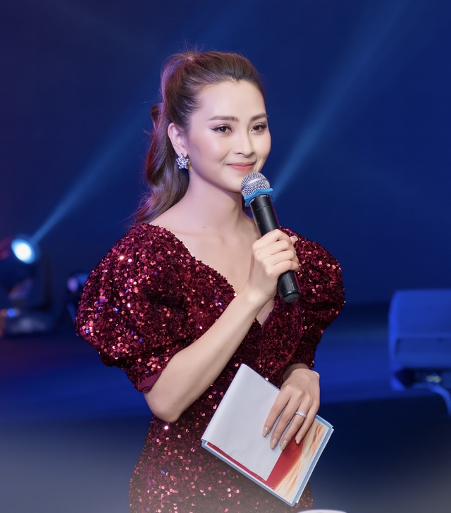 MC Huyền Trang “Mù Tạt” VTV: “Chị em tôi “đau đầu chóng mặt” vì bị giục lấy chồng” - 4 MC Huyền Trang “Mù Tạt” VTV: “Chị em tôi “đau đầu chóng mặt” vì bị giục lấy chồng” - 4