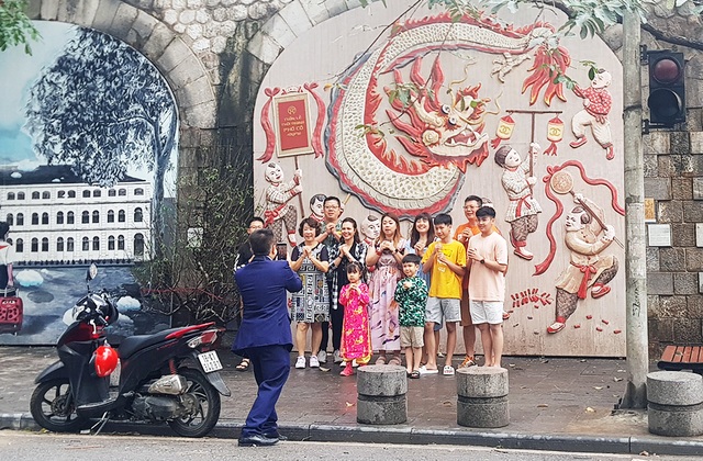 Chấp gió rét, bạn trẻ Hà Nội xuống phố chụp hình ngày mùng Một Tết - 1 Chấp gió rét, bạn trẻ Hà Nội xuống phố chụp hình ngày mùng Một Tết - 1