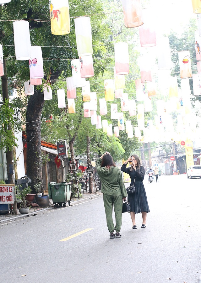 Chấp gió rét, bạn trẻ Hà Nội xuống phố chụp hình ngày mùng Một Tết - 12 Chấp gió rét, bạn trẻ Hà Nội xuống phố chụp hình ngày mùng Một Tết - 12