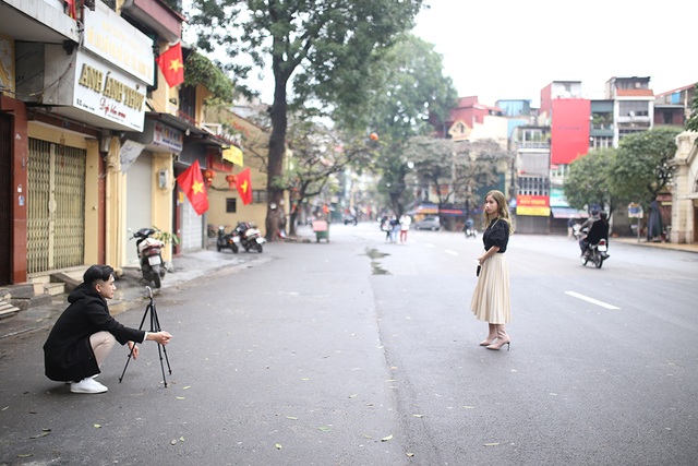 Chấp gió rét, bạn trẻ Hà Nội xuống phố chụp hình ngày mùng Một Tết - 5 Chấp gió rét, bạn trẻ Hà Nội xuống phố chụp hình ngày mùng Một Tết - 5