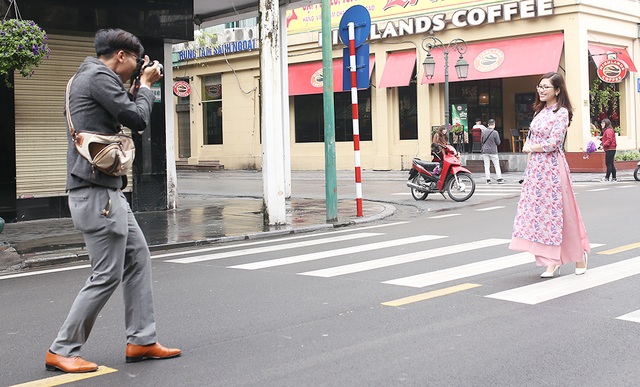 Chấp gió rét, bạn trẻ Hà Nội xuống phố chụp hình ngày mùng Một Tết - 6 Chấp gió rét, bạn trẻ Hà Nội xuống phố chụp hình ngày mùng Một Tết - 6