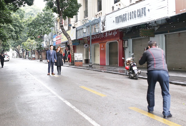 Chấp gió rét, bạn trẻ Hà Nội xuống phố chụp hình ngày mùng Một Tết - 8 Chấp gió rét, bạn trẻ Hà Nội xuống phố chụp hình ngày mùng Một Tết - 8