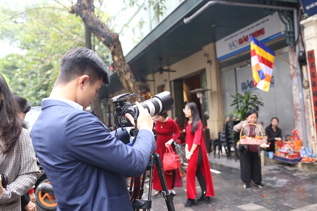 Chấp gió rét, bạn trẻ Hà Nội xuống phố chụp hình ngày mùng Một Tết - 9 Chấp gió rét, bạn trẻ Hà Nội xuống phố chụp hình ngày mùng Một Tết - 9