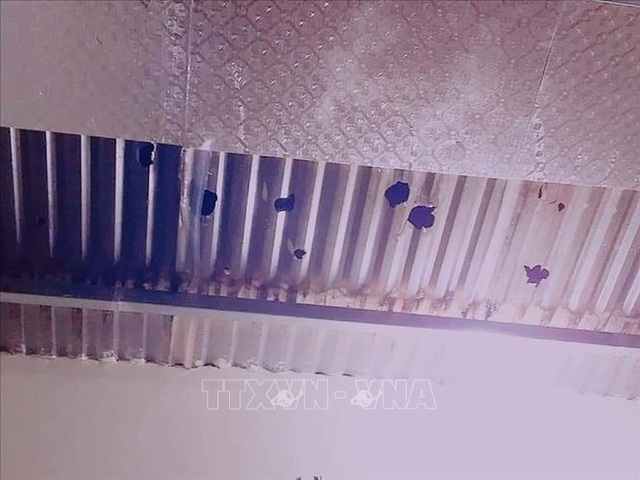 Mưa đá to hiếm thấy rơi thủng mái nhà, vỡ kính ô tô - 1 Mưa đá to hiếm thấy rơi thủng mái nhà, vỡ kính ô tô - 1